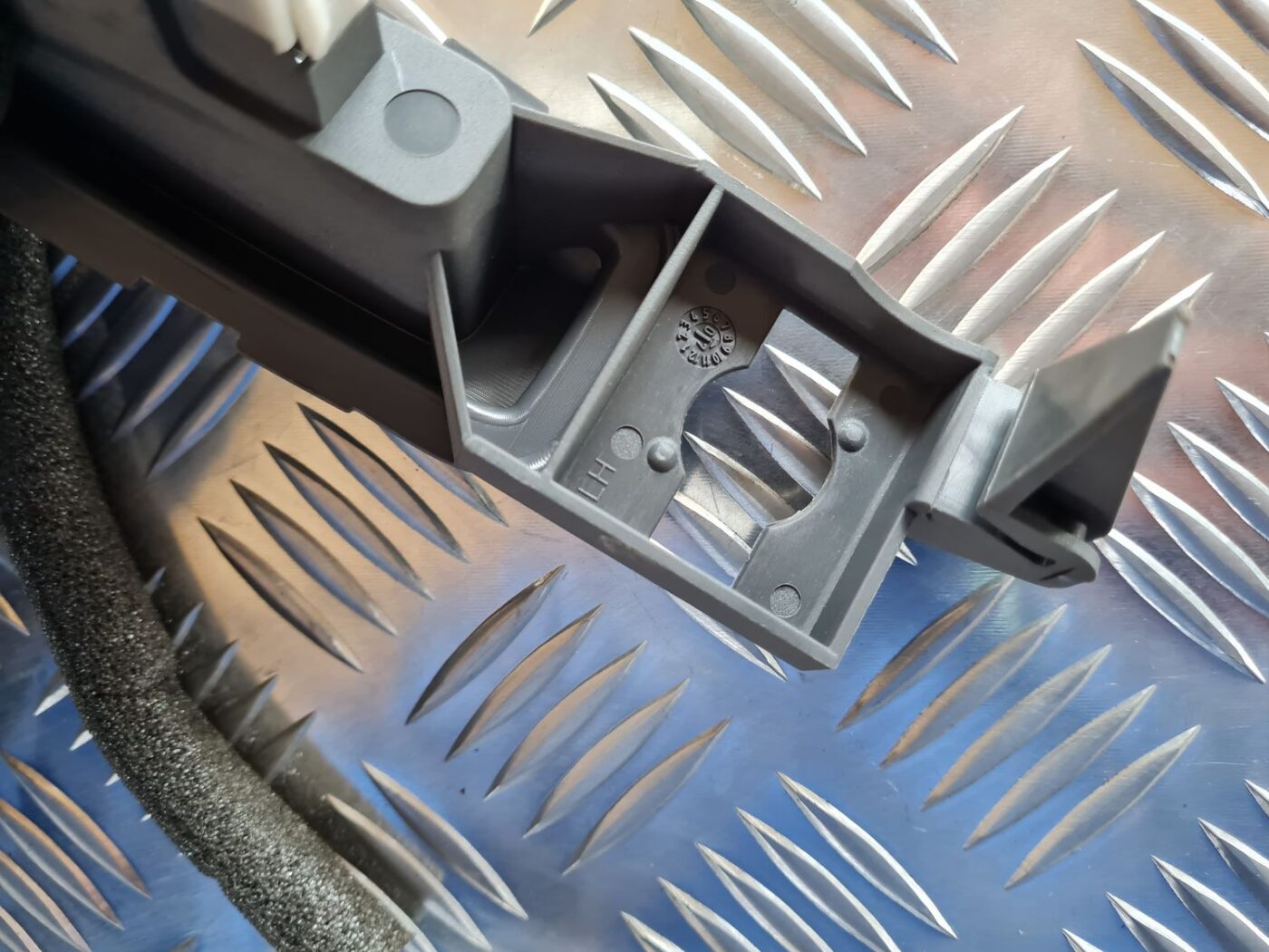 Aizmugurējā sēdekļa slēdzene priekš VOLVO S60 2008 3 Aizmugurējā sēdekļa slēdzene priekš VOLVO S60 2008