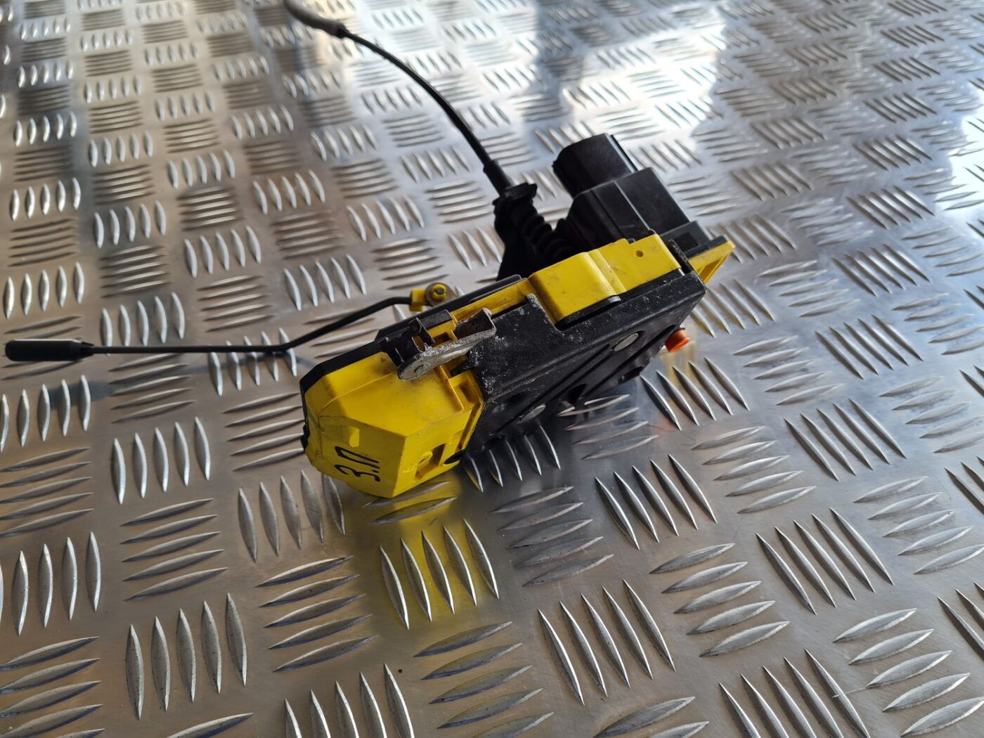 Aizmugurējo labo durvju slēdzene priekš VOLVO S60 2008 2 Aizmugurējo labo durvju slēdzene priekš VOLVO S60 2008