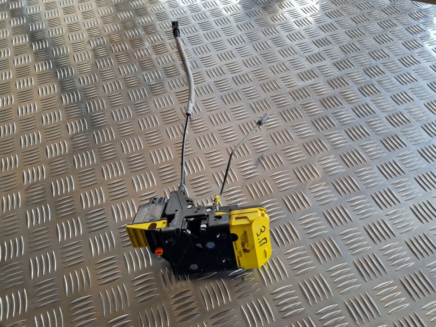 Aizmugurējo labo durvju slēdzene priekš VOLVO S60 2008 4 Aizmugurējo labo durvju slēdzene priekš VOLVO S60 2008