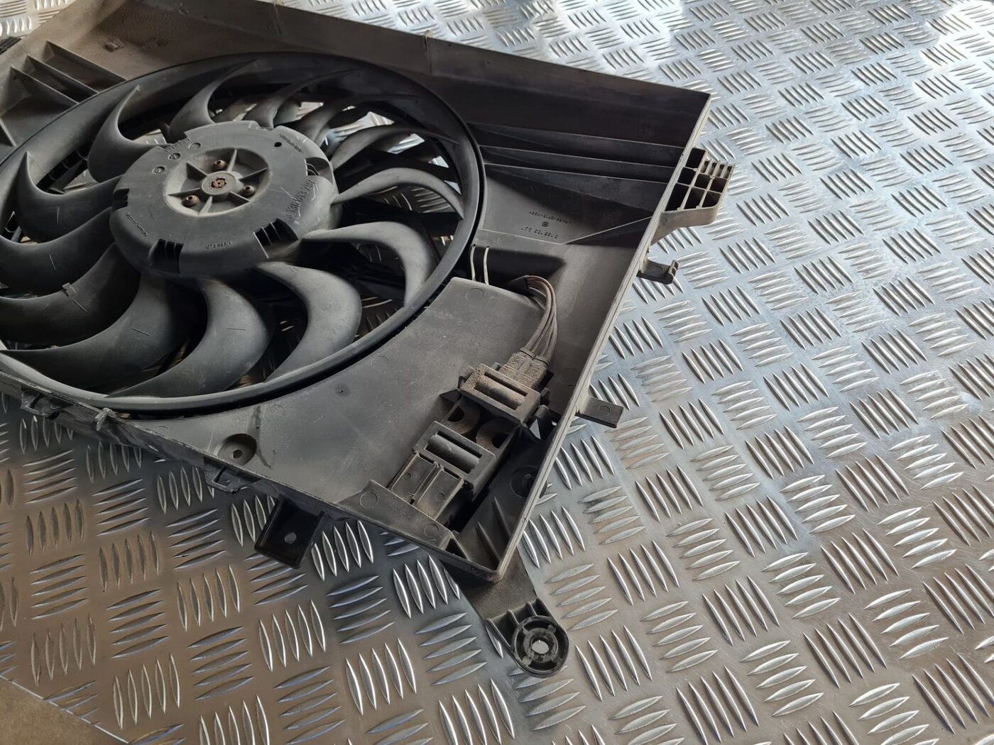 Dzesēšanas radiatora ventilators priekš VOLVO S60 2008 6 Dzesēšanas radiatora ventilators priekš VOLVO S60 2008