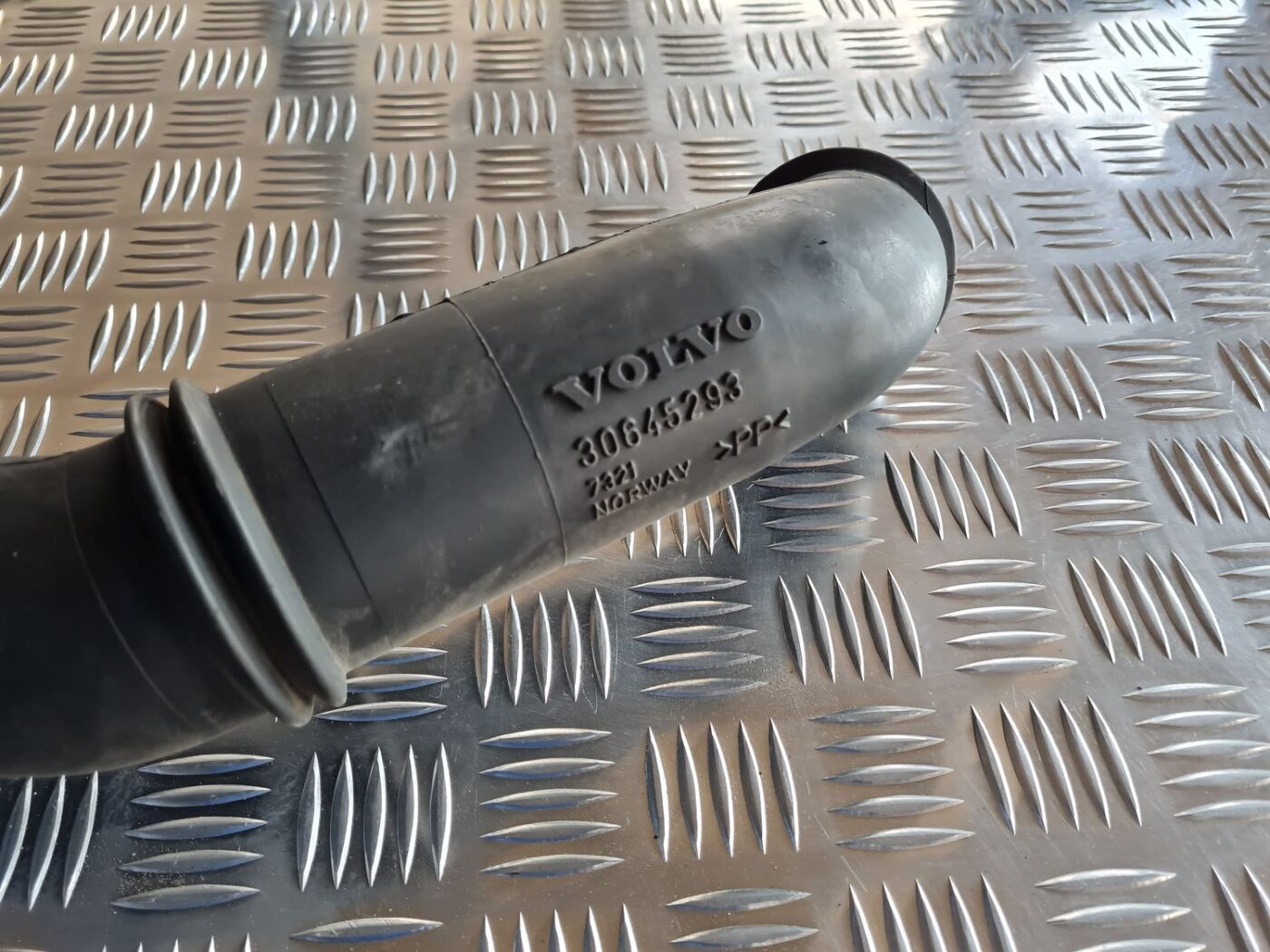 Interkulera caurule priekš VOLVO S60 2008 2 Interkulera caurule priekš VOLVO S60 2008