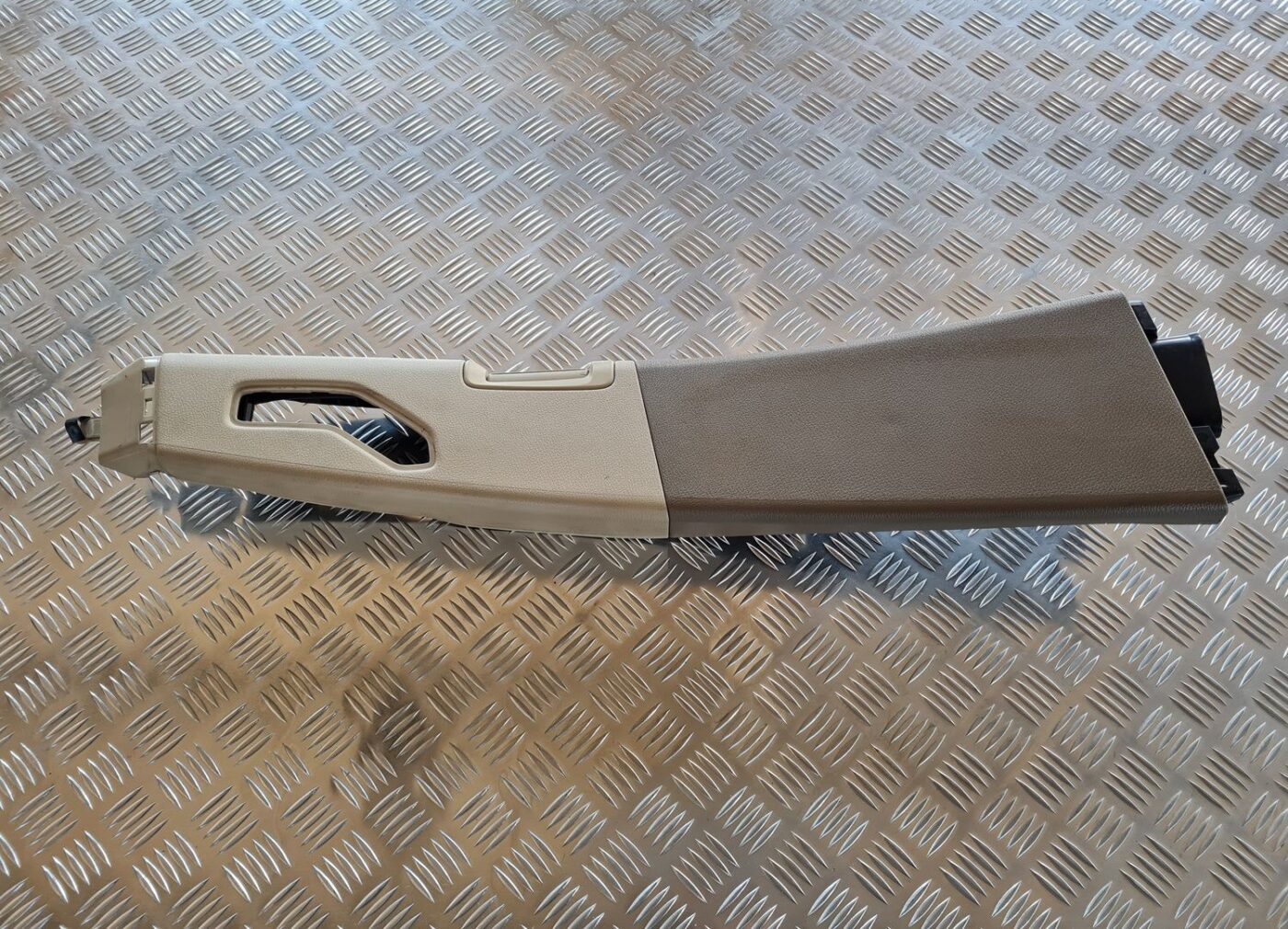 Vidējas salona statnes apdare priekš VOLVO S60 2008 1 Vidējas salona statnes apdare priekš VOLVO S60 2008