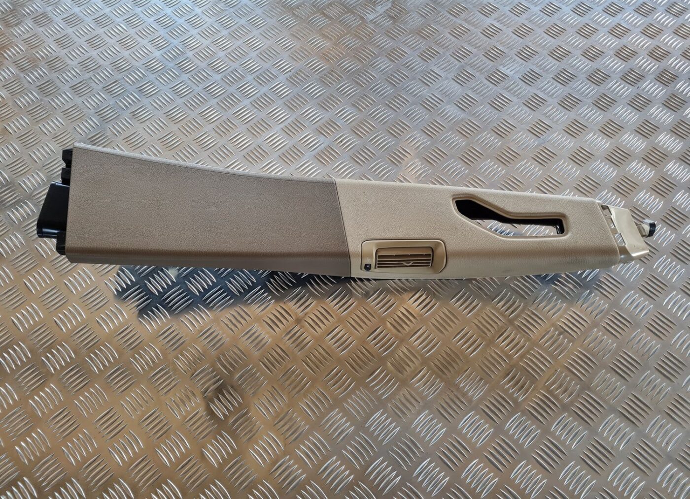 Vidējas salona statnes apdare priekš VOLVO S60 2008 2 Vidējas salona statnes apdare priekš VOLVO S60 2008