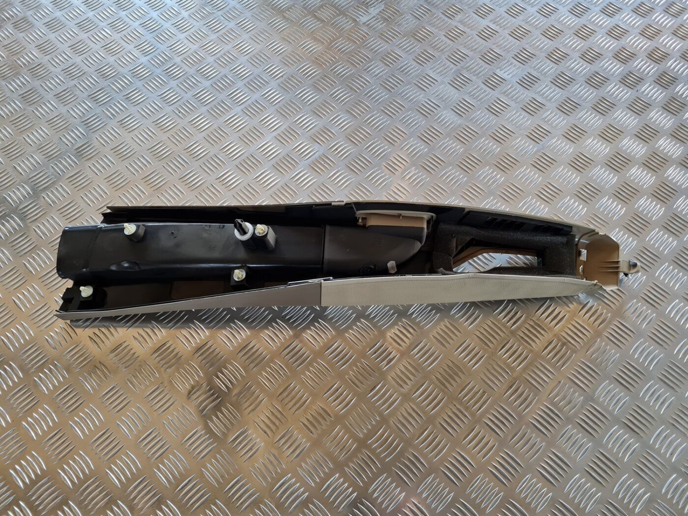 Vidējas salona statnes apdare priekš VOLVO S60 2008 3 Vidējas salona statnes apdare priekš VOLVO S60 2008