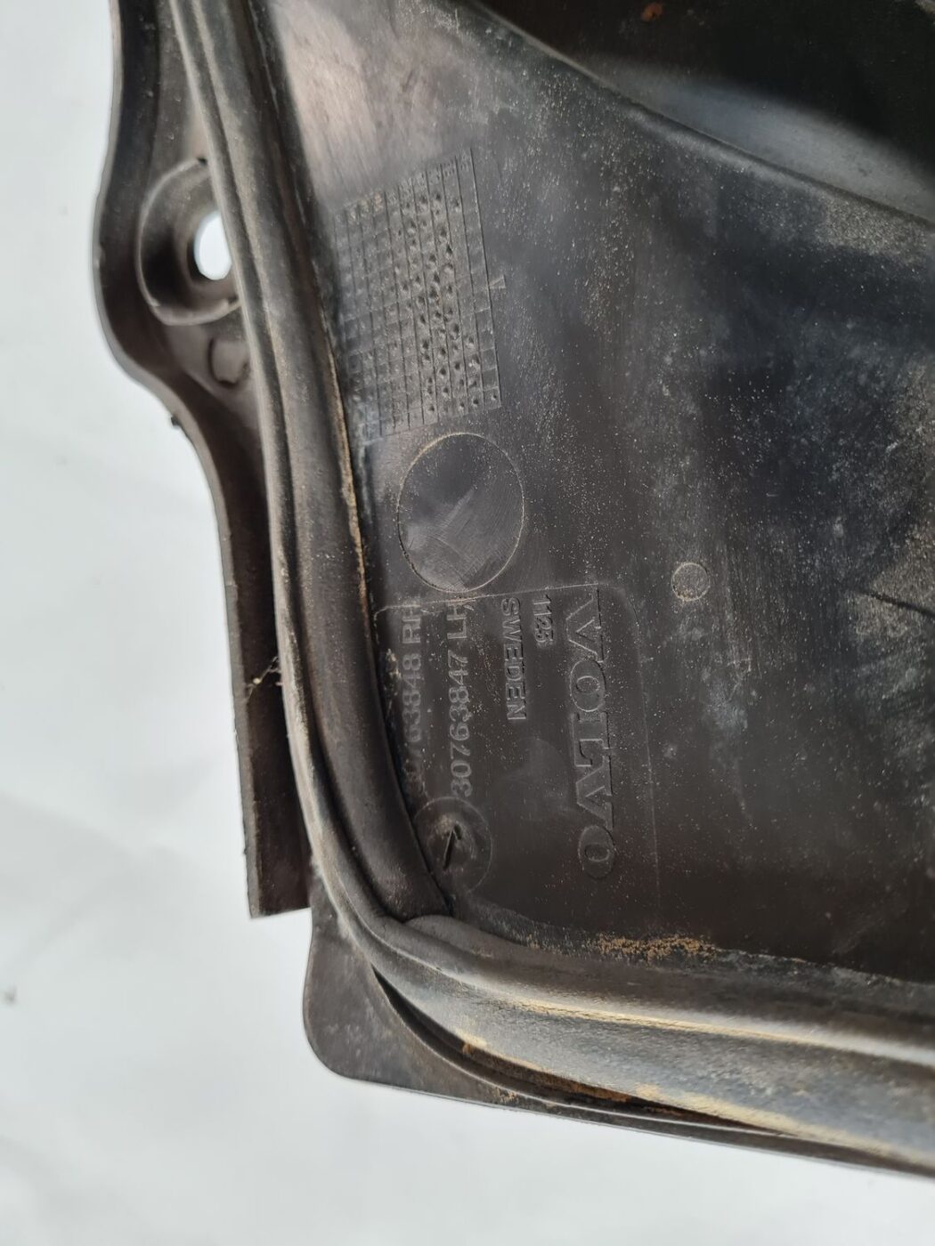 Vējstikla uzlikas (deflektora) režģis priekš VOLVO S60 2008 2 Vējstikla uzlikas (deflektora) režģis priekš VOLVO S60 2008