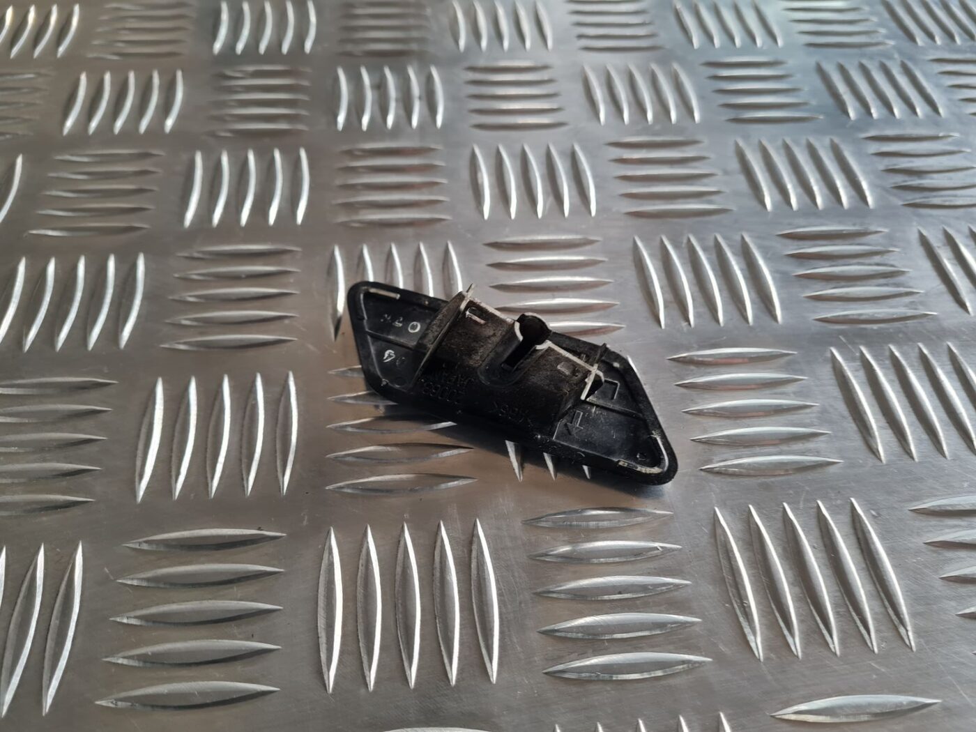 Lukturu mazgātāja sprauslas vāks priekš SUBARU LEGACY 2010 2 Lukturu mazgātāja sprauslas vāks priekš SUBARU LEGACY 2010