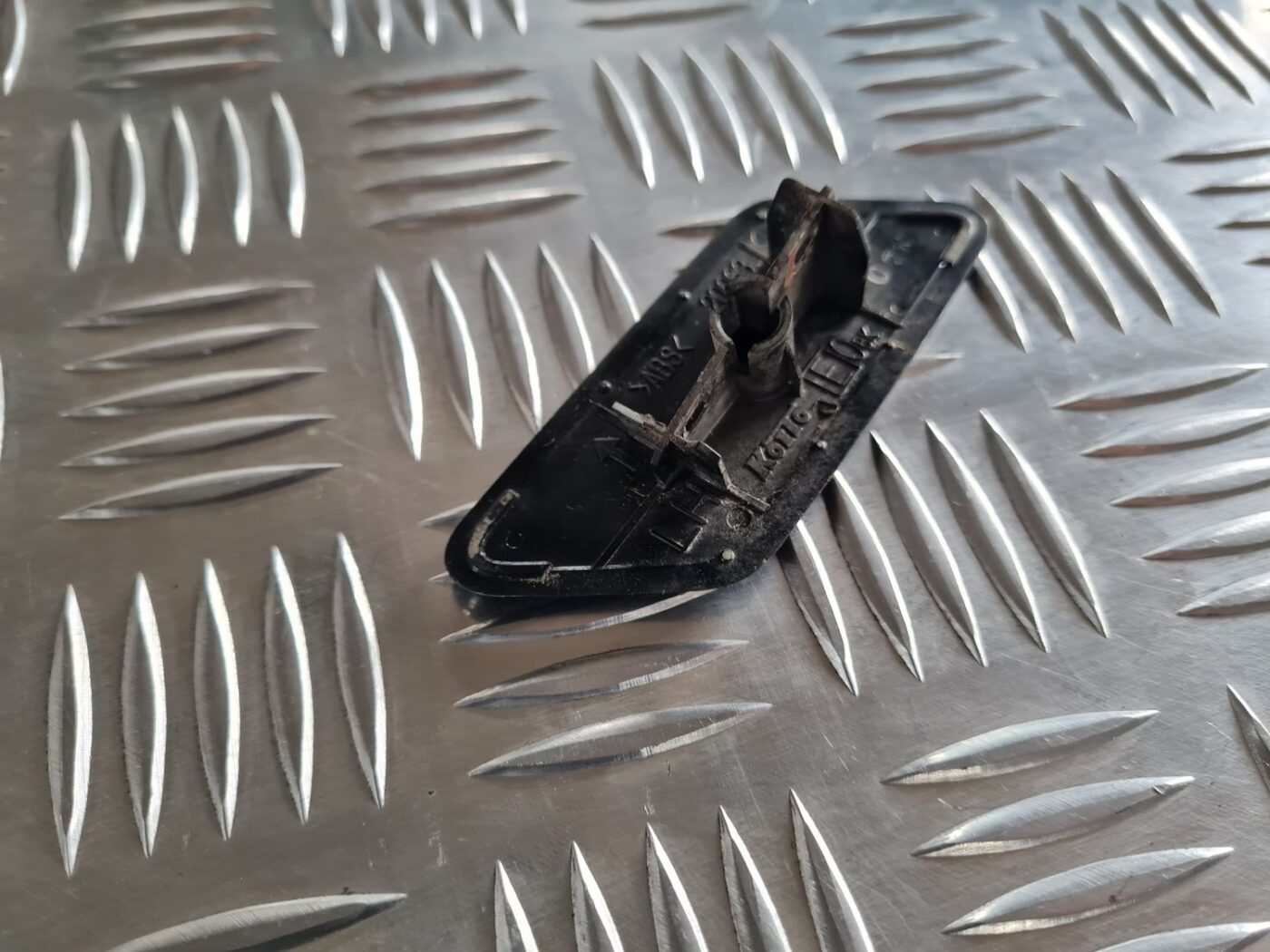 Lukturu mazgātāja sprauslas vāks priekš SUBARU LEGACY 2010 4 Lukturu mazgātāja sprauslas vāks priekš SUBARU LEGACY 2010