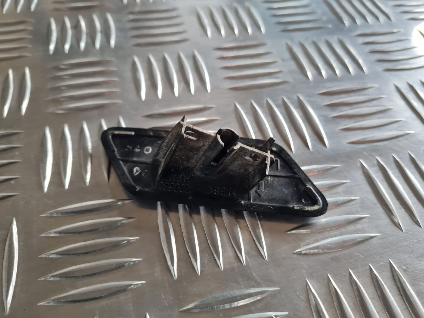 Lukturu mazgātāja sprauslas vāks priekš SUBARU LEGACY 2010 3 Lukturu mazgātāja sprauslas vāks priekš SUBARU LEGACY 2010