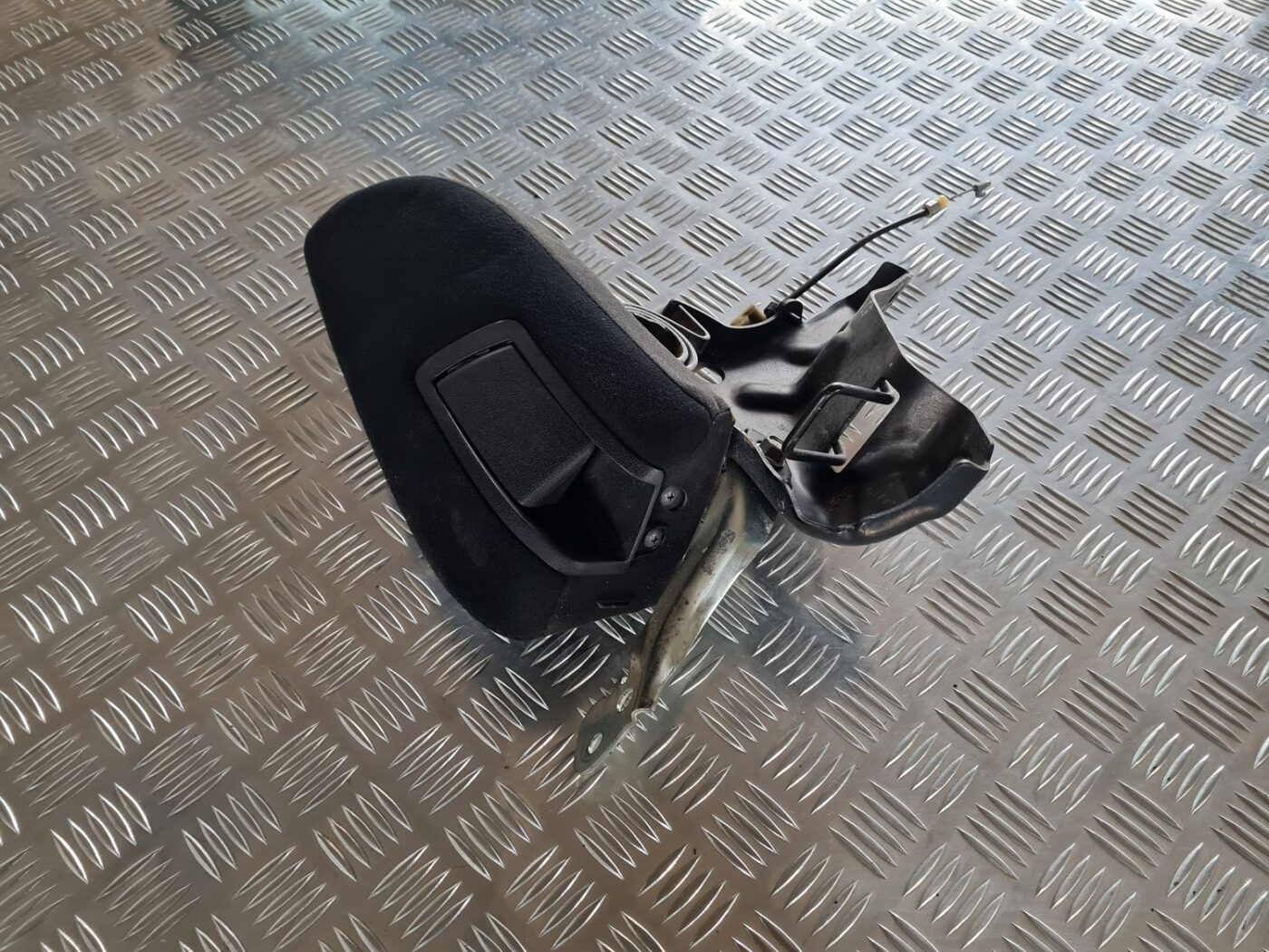 Aizmugurējā sēdekļa slēdzene priekš SUBARU LEGACY 2010 1 Aizmugurējā sēdekļa slēdzene priekš SUBARU LEGACY 2010