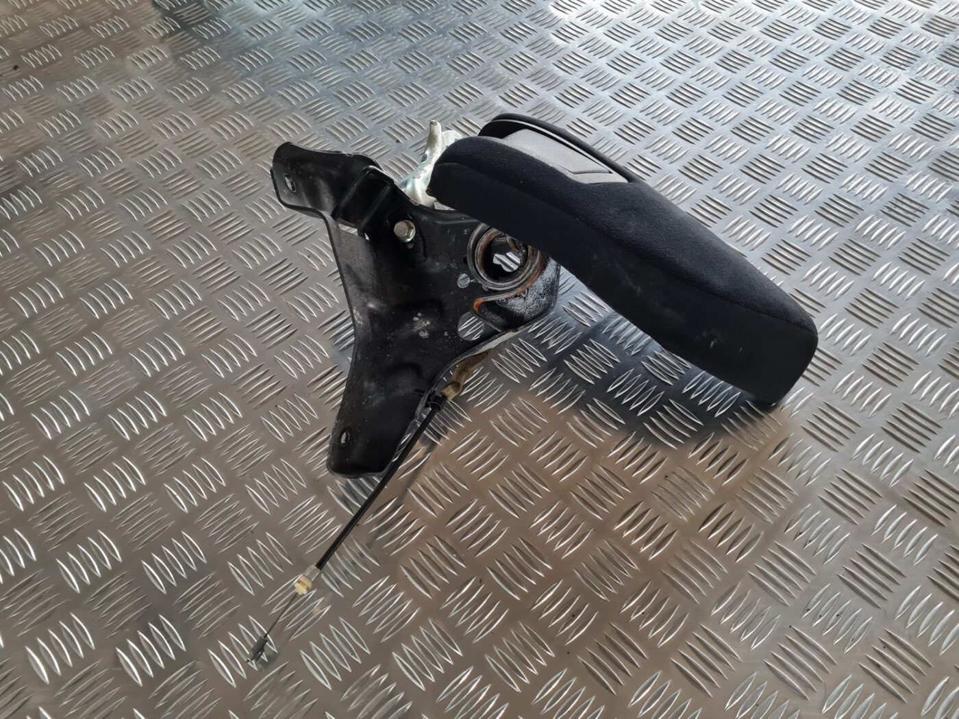 Aizmugurējā sēdekļa slēdzene priekš SUBARU LEGACY 2010 2 Aizmugurējā sēdekļa slēdzene priekš SUBARU LEGACY 2010