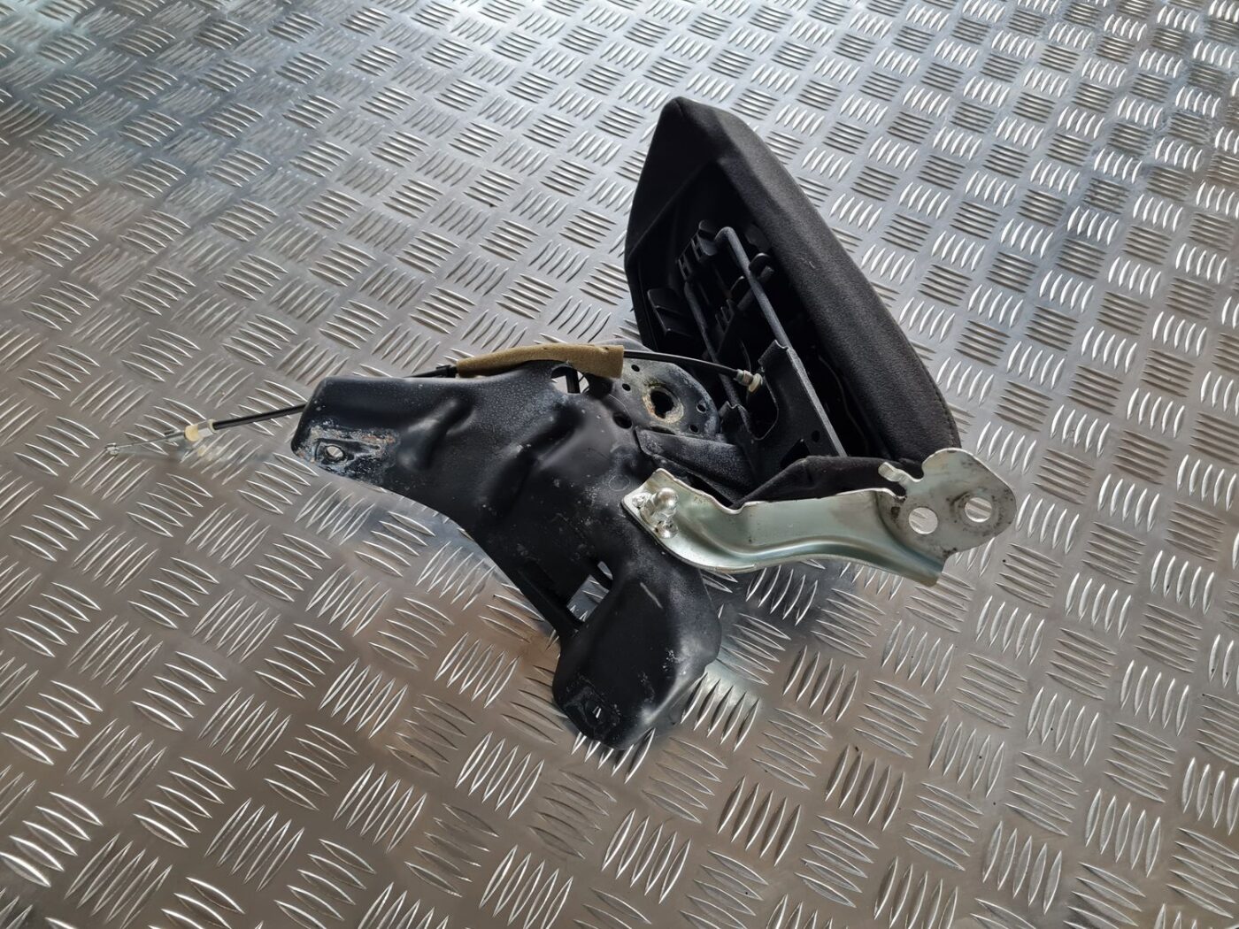 Aizmugurējā sēdekļa slēdzene priekš SUBARU LEGACY 2010 4 Aizmugurējā sēdekļa slēdzene priekš SUBARU LEGACY 2010