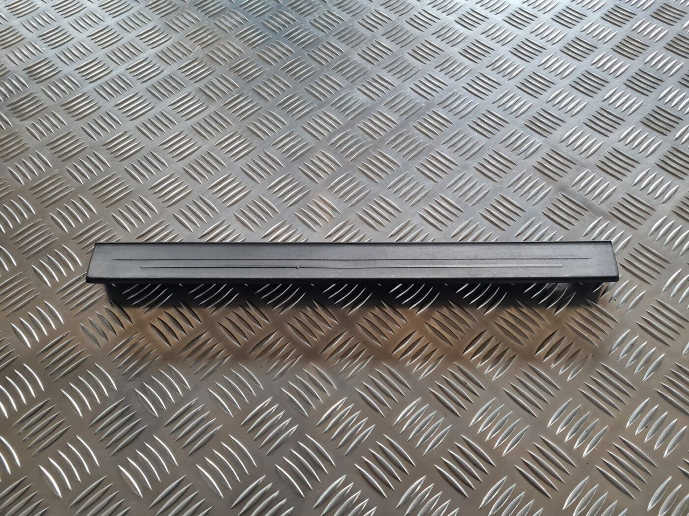 Sliekšņa priekšēja kreisa uzlika (salonā) priekš SUBARU LEGACY 2010 1 Sliekšņa priekšēja kreisa uzlika (salonā) priekš SUBARU LEGACY 2010