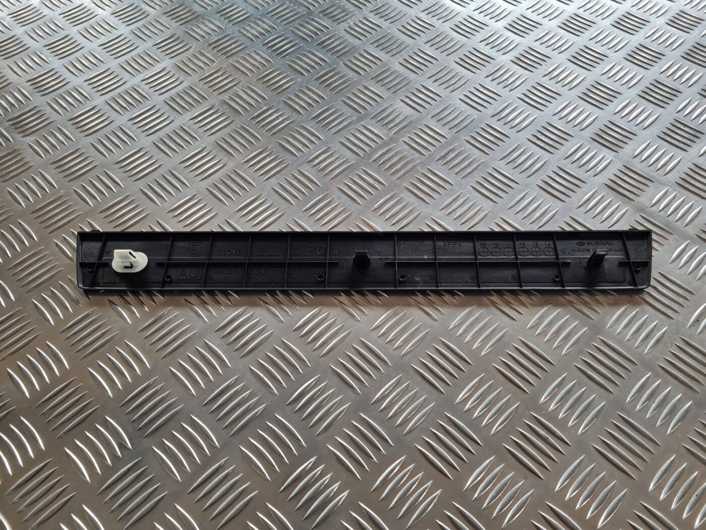 Sliekšņa priekšēja kreisa uzlika (salonā) priekš SUBARU LEGACY 2010 2 Sliekšņa priekšēja kreisa uzlika (salonā) priekš SUBARU LEGACY 2010