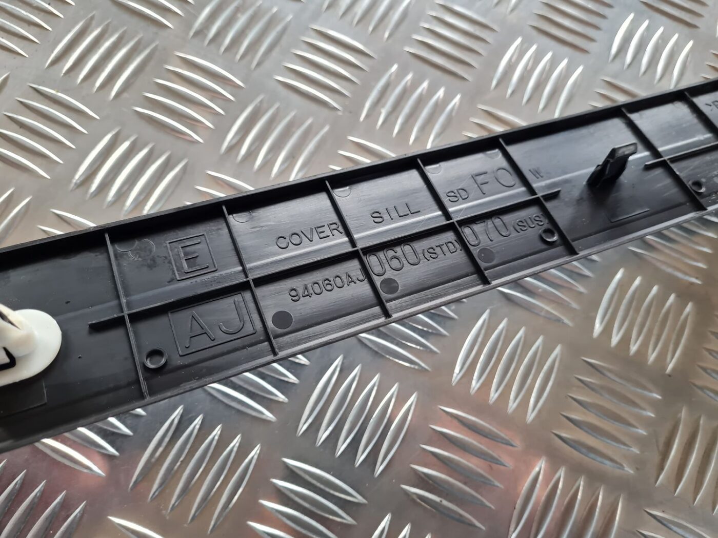 Sliekšņa priekšēja kreisa uzlika (salonā) priekš SUBARU LEGACY 2010 3 Sliekšņa priekšēja kreisa uzlika (salonā) priekš SUBARU LEGACY 2010