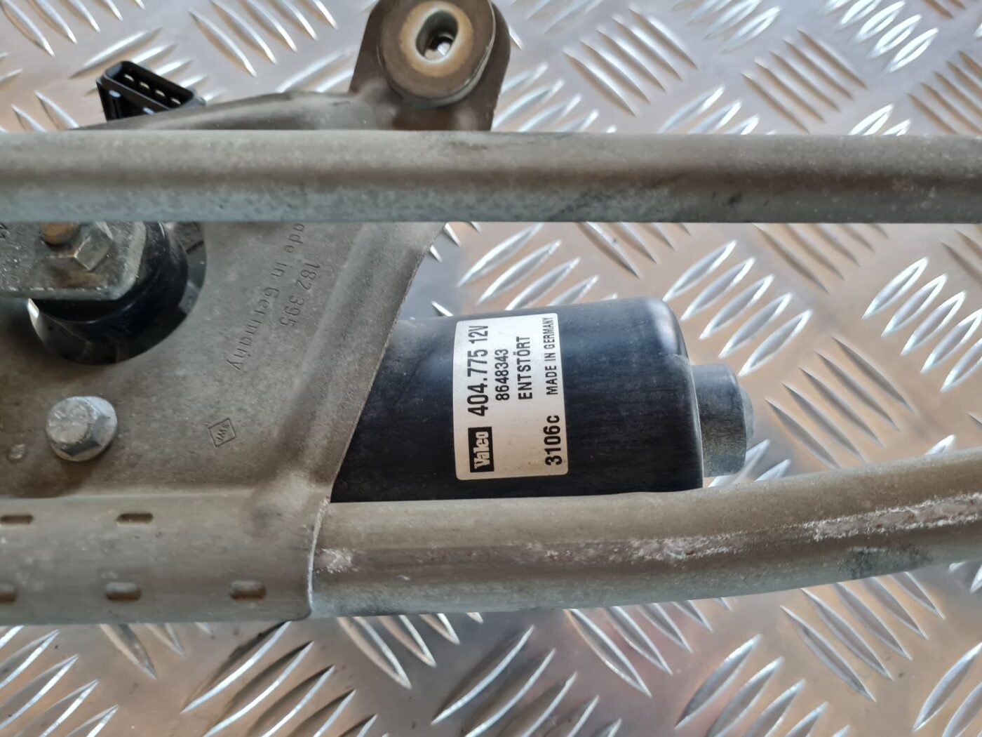 Vējstikla tīrīšanas mehānisms priekš VOLVO V70 2006 2 Vējstikla tīrīšanas mehānisms priekš VOLVO V70 2006