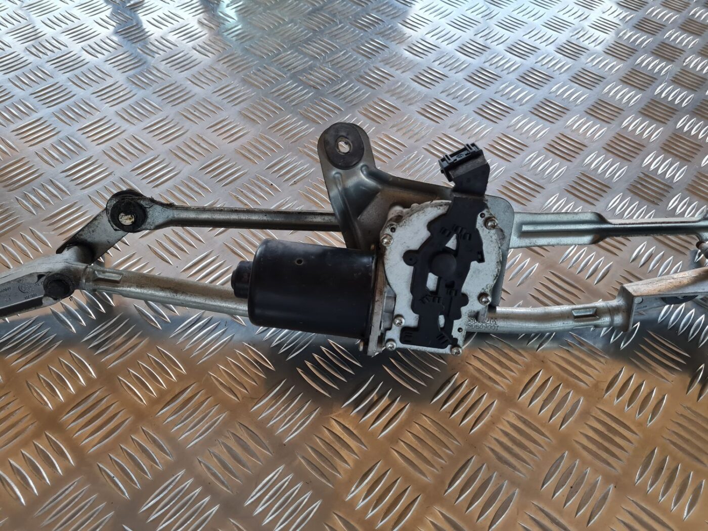 Vējstikla tīrīšanas mehānisms priekš VOLVO V70 2006 3 Vējstikla tīrīšanas mehānisms priekš VOLVO V70 2006