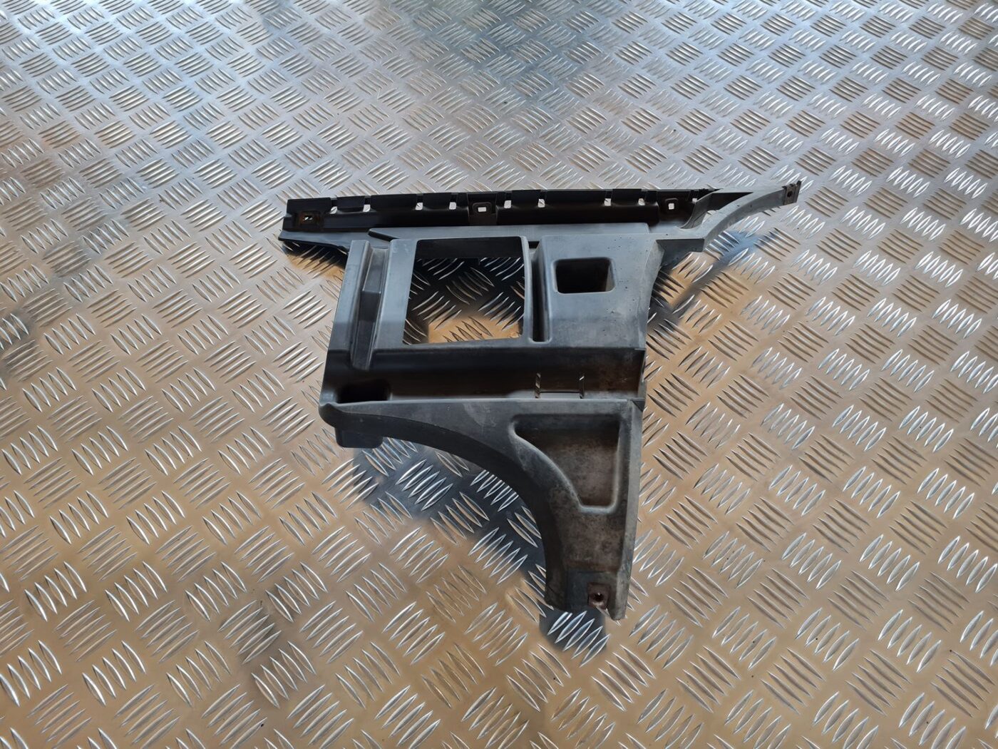 Aizmugurēja bufera kronšteins priekš VOLVO V70 2006