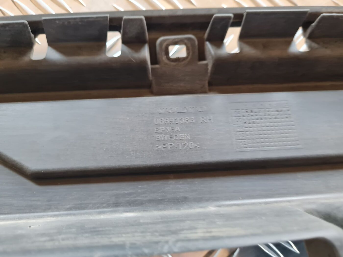 Aizmugurēja bufera kronšteins priekš VOLVO V70 2006