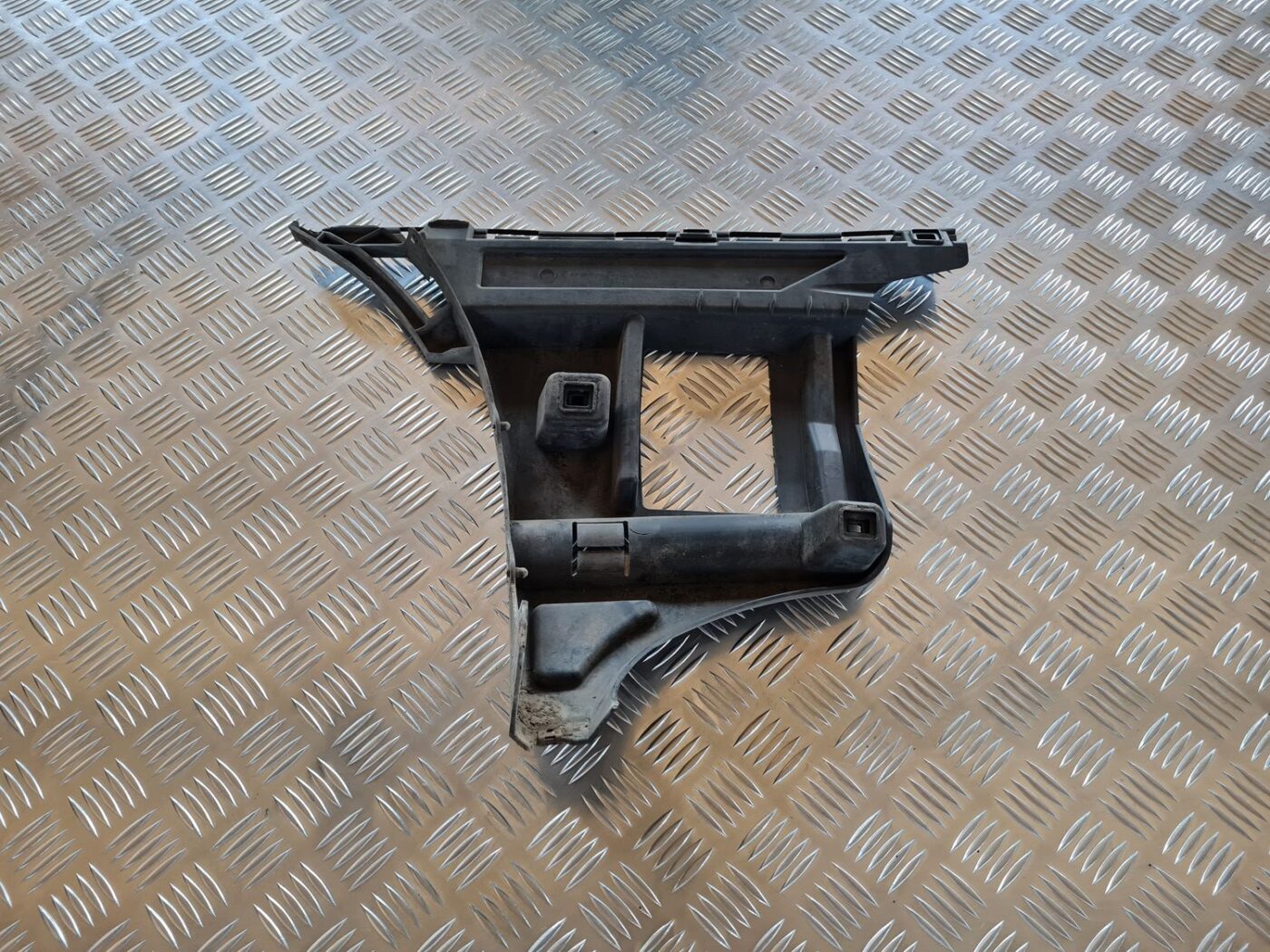 Aizmugurēja bufera kronšteins priekš VOLVO V70 2006