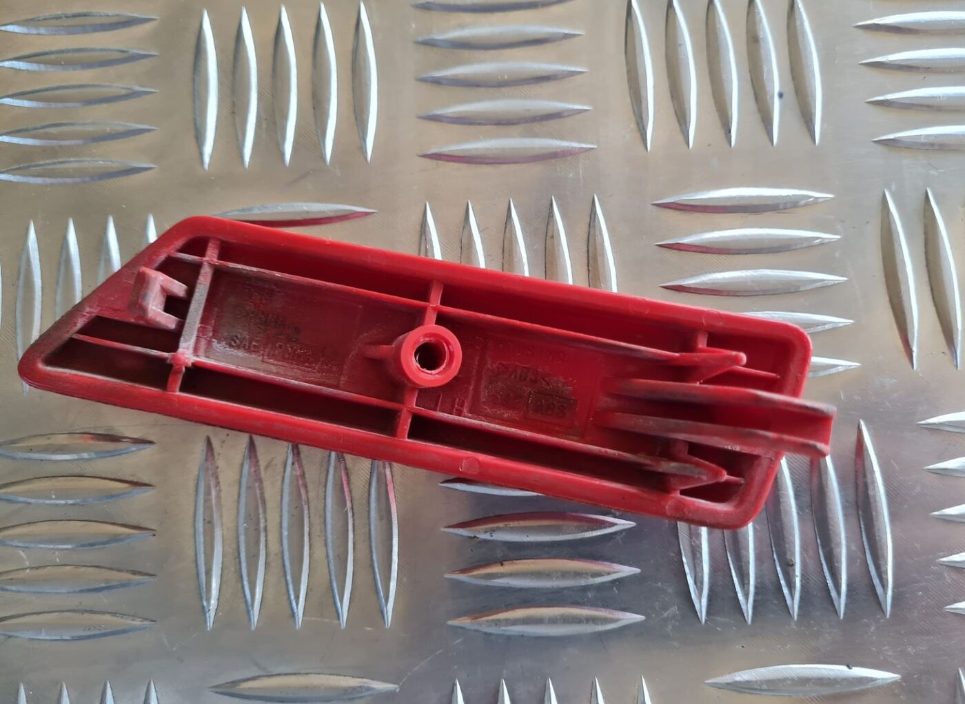 Aizmugurējais atstarotājs priekš NISSAN X-TRAIL 2002 3 Aizmugurējais atstarotājs priekš NISSAN X-TRAIL 2002