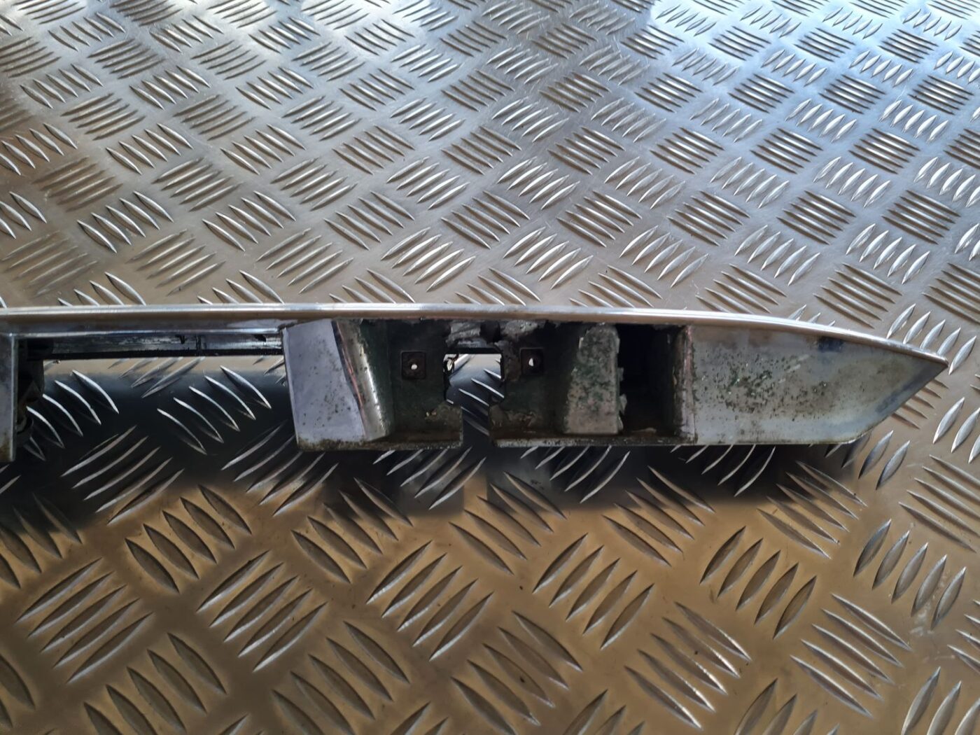 Numura zīmes gaismas uzlika komplektā priekš NISSAN X-TRAIL 2002 5 Numura zīmes gaismas uzlika komplektā priekš NISSAN X-TRAIL 2002