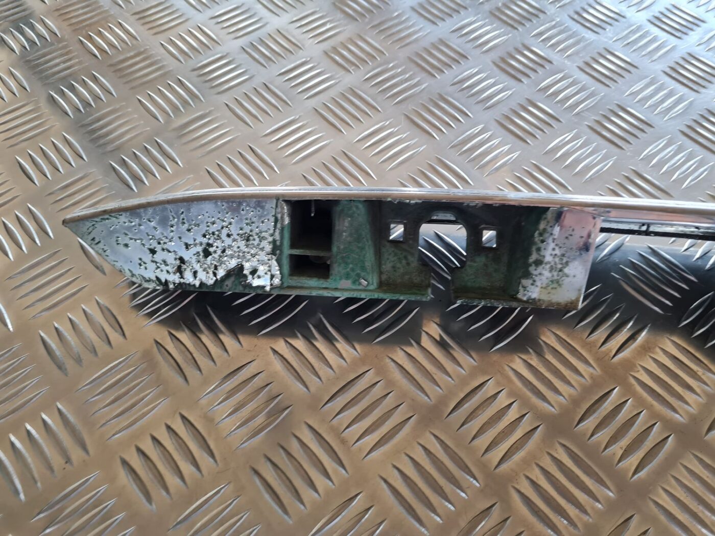 Numura zīmes gaismas uzlika komplektā priekš NISSAN X-TRAIL 2002 4 Numura zīmes gaismas uzlika komplektā priekš NISSAN X-TRAIL 2002