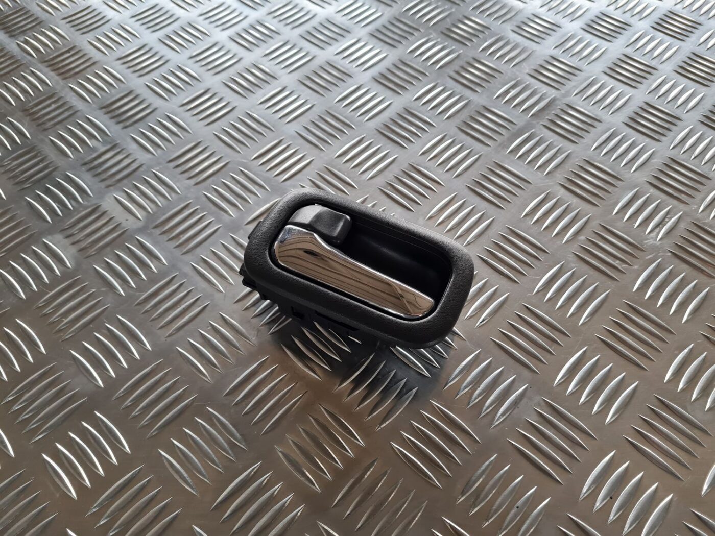 Salona durvju rokturis, aizmugures kreisais priekš NISSAN X-TRAIL 2002 1 Salona durvju rokturis, aizmugures kreisais priekš NISSAN X-TRAIL 2002