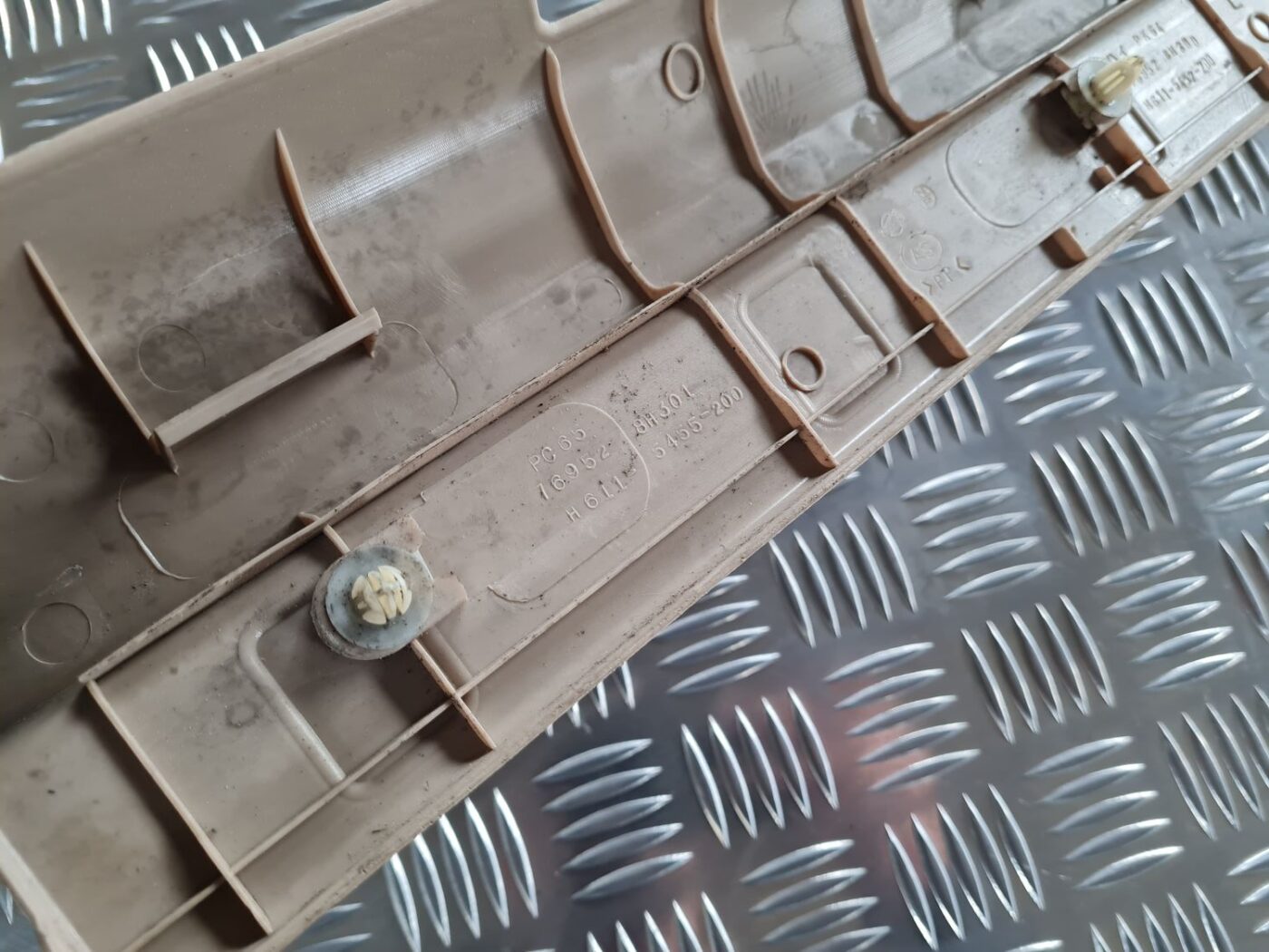 Sliekšņa priekšēja kreisa uzlika (salonā) priekš NISSAN X-TRAIL 2002 3 Sliekšņa priekšēja kreisa uzlika (salonā) priekš NISSAN X-TRAIL 2002