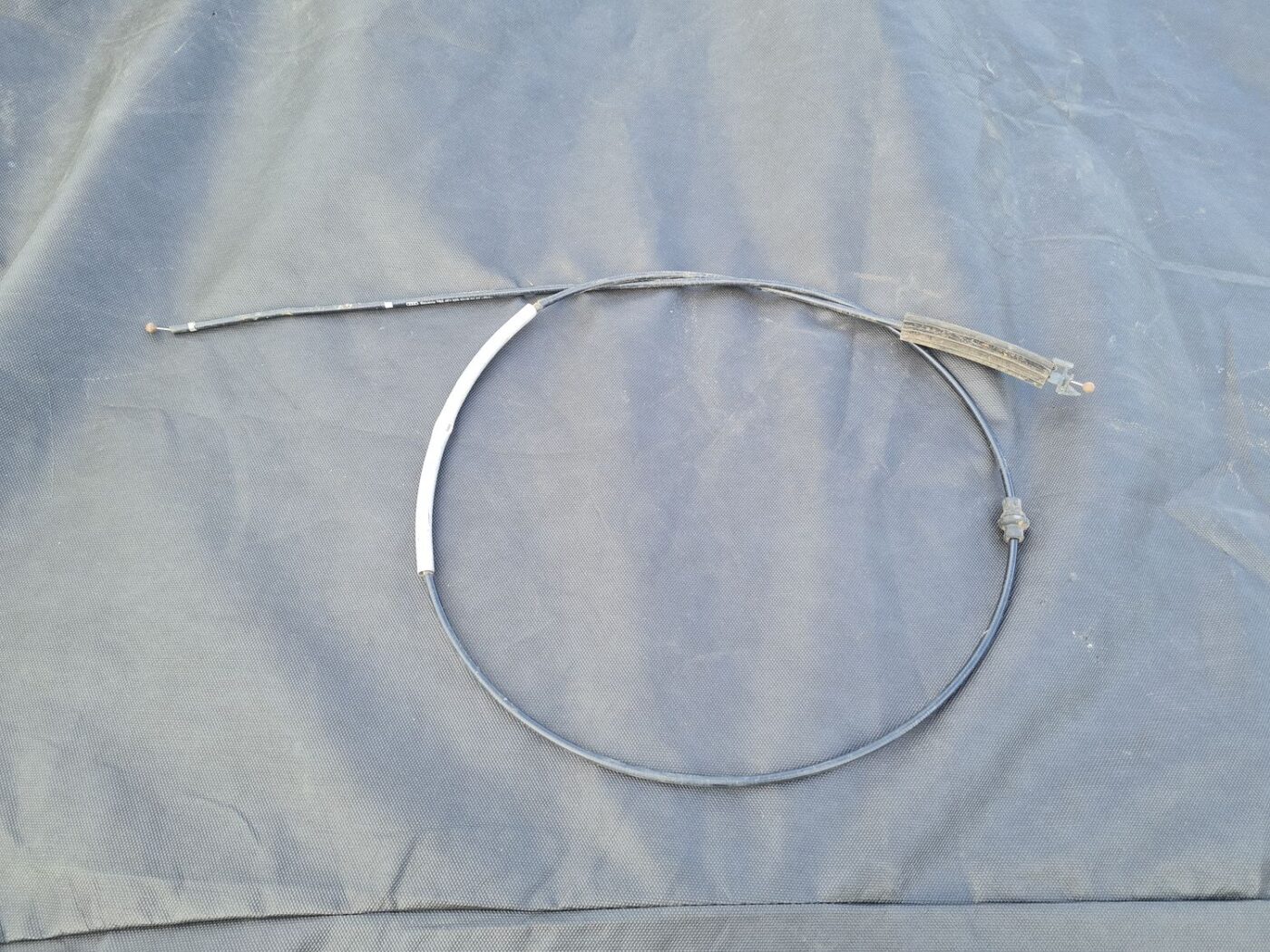 Pārsega slēdzenes trose priekš AUDI A6 AVANT 2007 QUATTRO 1 Pārsega slēdzenes trose priekš AUDI A6 AVANT 2007 QUATTRO