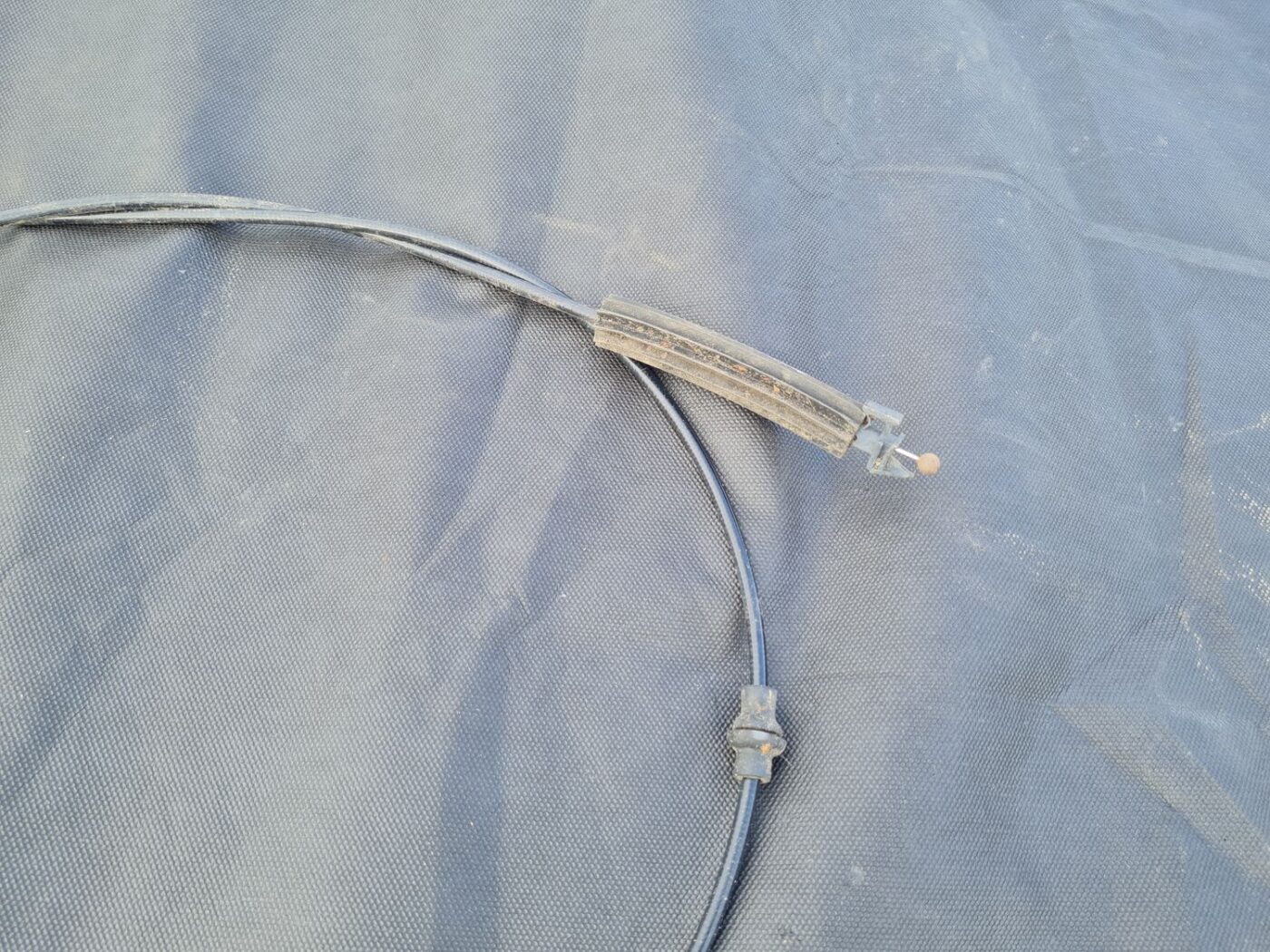 Pārsega slēdzenes trose priekš AUDI A6 AVANT 2007 QUATTRO 2 Pārsega slēdzenes trose priekš AUDI A6 AVANT 2007 QUATTRO