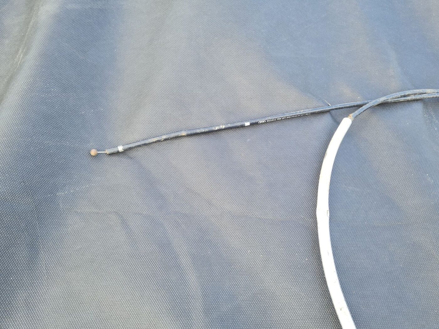 Pārsega slēdzenes trose priekš AUDI A6 AVANT 2007 QUATTRO 4 Pārsega slēdzenes trose priekš AUDI A6 AVANT 2007 QUATTRO