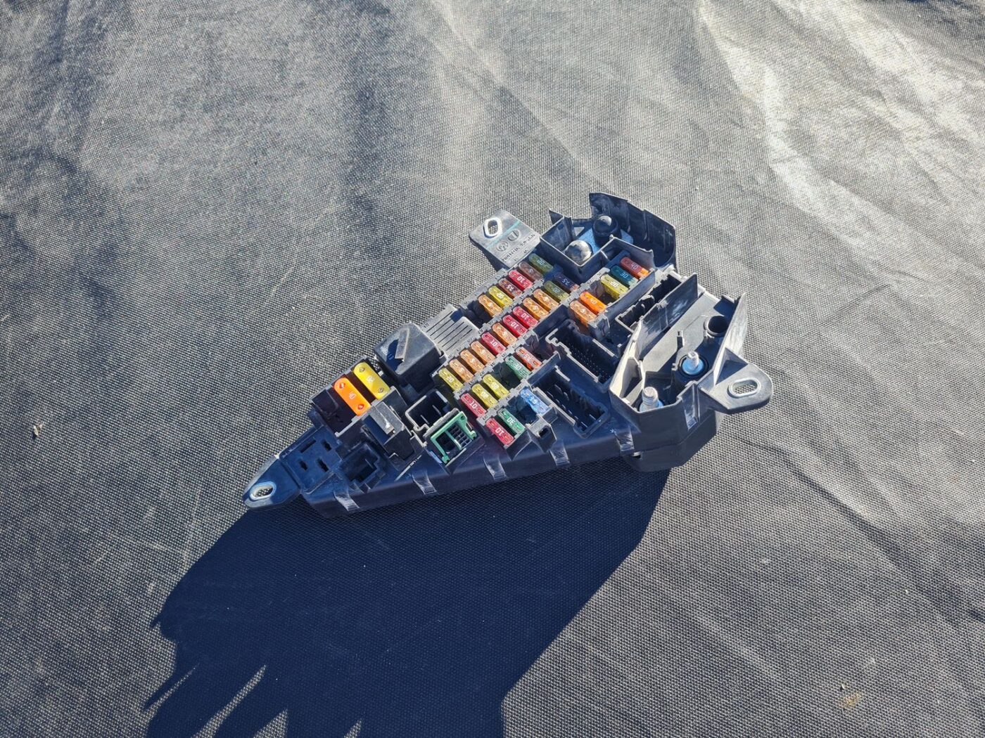 Drošinātāju bloks priekš BMW 525 E60 2006 BLACK 1 Drošinātāju bloks priekš BMW 525 E60 2006 BLACK