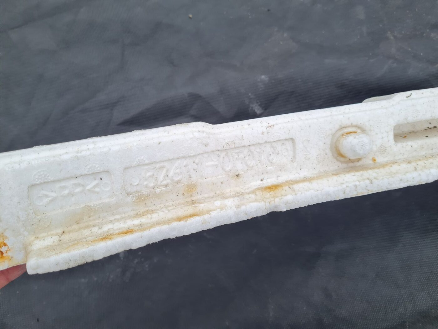 Priekšēja bufera putuplasts priekš TOYOTA AVENSIS 2008 2 Priekšēja bufera putuplasts priekš TOYOTA AVENSIS 2008