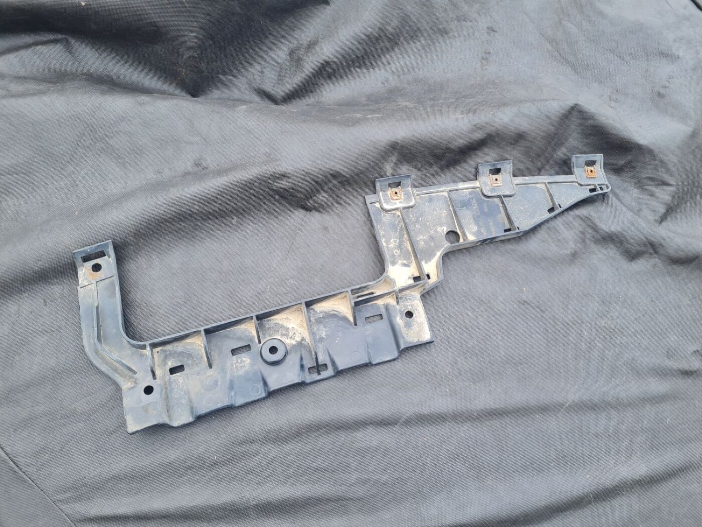 Aizmugurēja bufera kronšteins priekš BMW 330D E91 2008 TOURING 2 Aizmugurēja bufera kronšteins priekš BMW 330D E91 2008 TOURING