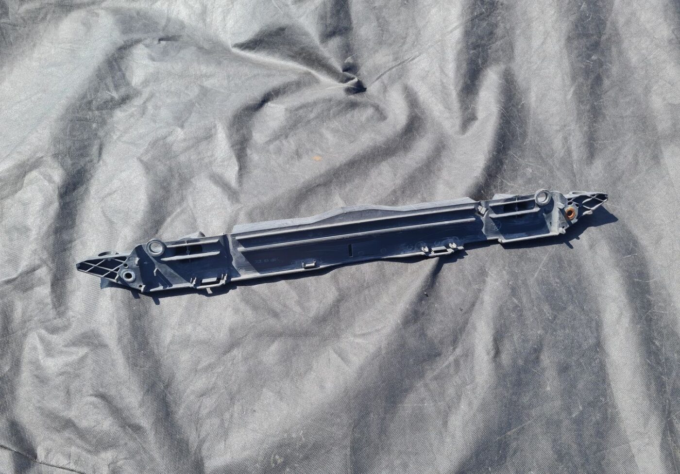 Radiatora kronšteins priekš TOYOTA VERSO 2012 1 Radiatora kronšteins priekš TOYOTA VERSO 2012