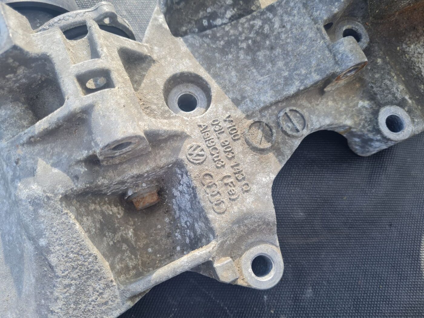 Ģeneratora kronšteins priekš VW GOLF VARIANT 2012 2 Ģeneratora kronšteins priekš VW GOLF VARIANT 2012