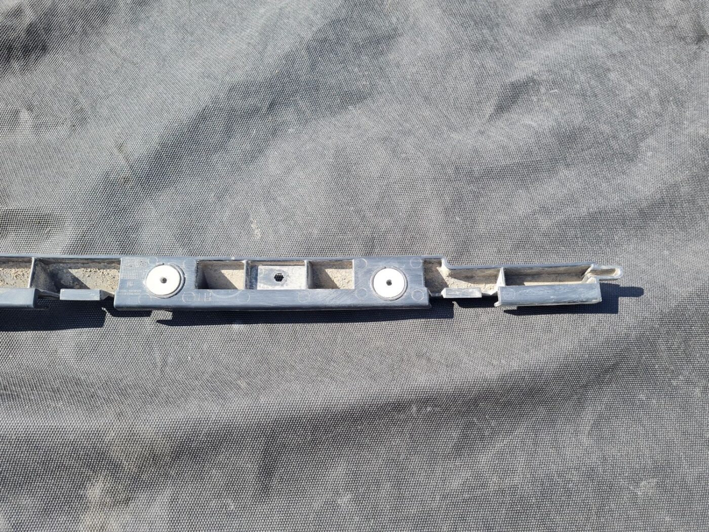 Aizmugurēja bufera kronšteins priekš OPEL INSIGNIA SPORTS TOURER 2013 4 Aizmugurēja bufera kronšteins priekš OPEL INSIGNIA SPORTS TOURER 2013