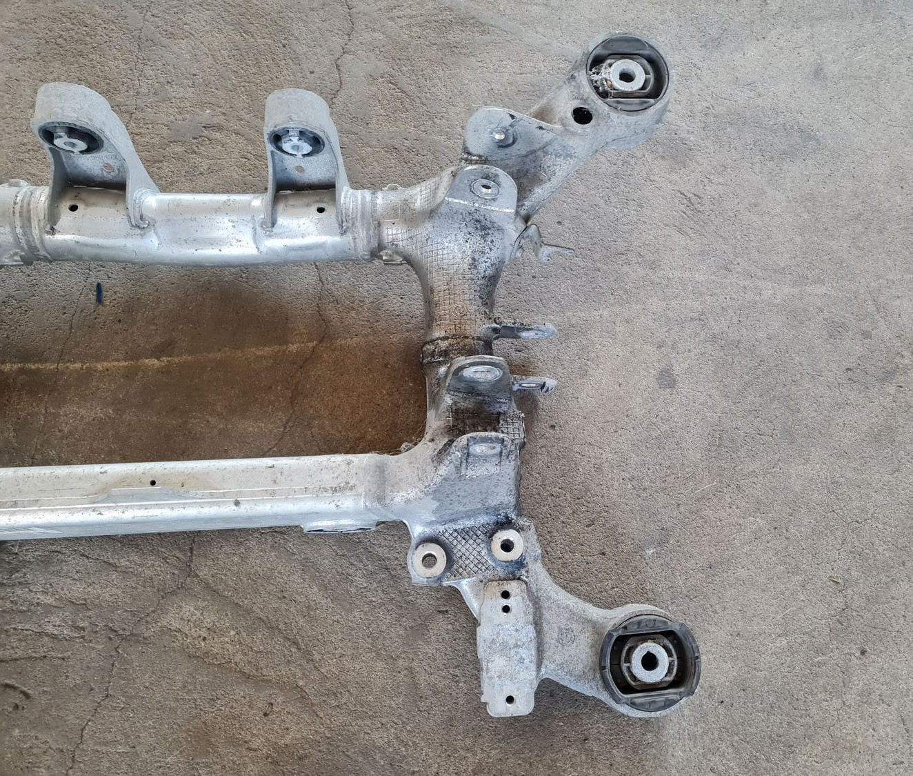 Aizmugurējais tilts/Aizmugurējais šķērsnis priekš BMW 520D F11 2011 TOURING 2 Aizmugurējais tilts/Aizmugurējais šķērsnis priekš BMW 520D F11 2011 TOURING