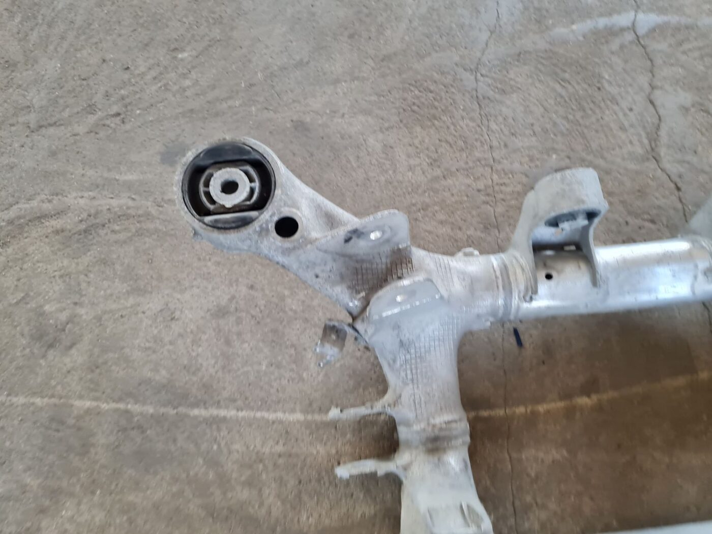 Aizmugurējais tilts/Aizmugurējais šķērsnis priekš BMW 520D F11 2011 TOURING 5 Aizmugurējais tilts/Aizmugurējais šķērsnis priekš BMW 520D F11 2011 TOURING