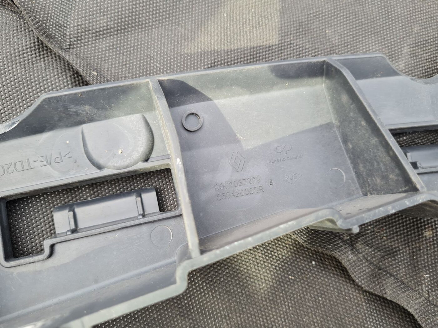 Aizmugurēja bufera kronšteins priekš RENAULT MEGANE 2011