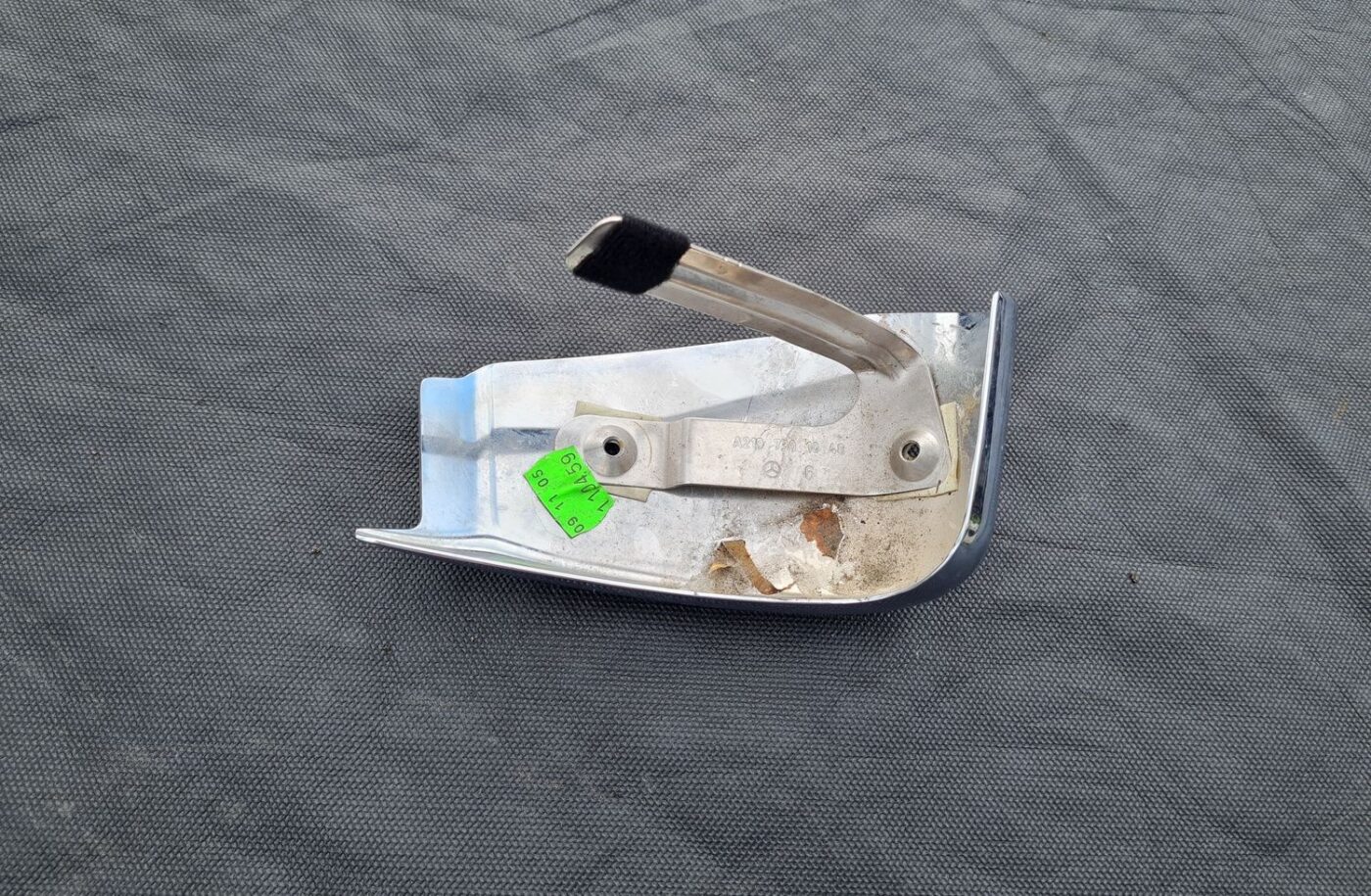 Aizmugurējo labo durvju apdare priekš MERCEDES BENZ CLS 320 2005 2 Aizmugurējo labo durvju apdare priekš MERCEDES BENZ CLS 320 2005