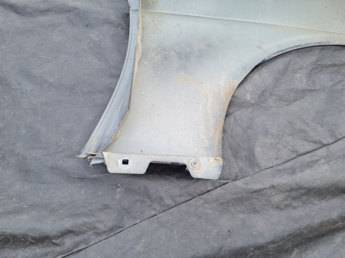 Priekšējais kreisais spārns priekš MERCEDES BENZ CLS 320 2005 4 Priekšējais kreisais spārns priekš MERCEDES BENZ CLS 320 2005