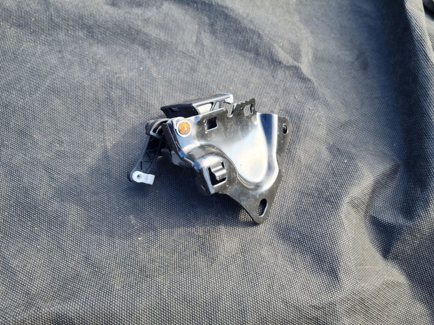 Aizmugurējā sēdekļa slēdzene priekš MERCEDES BENZ E250 W212 2014 1 Aizmugurējā sēdekļa slēdzene priekš MERCEDES BENZ E250 W212 2014