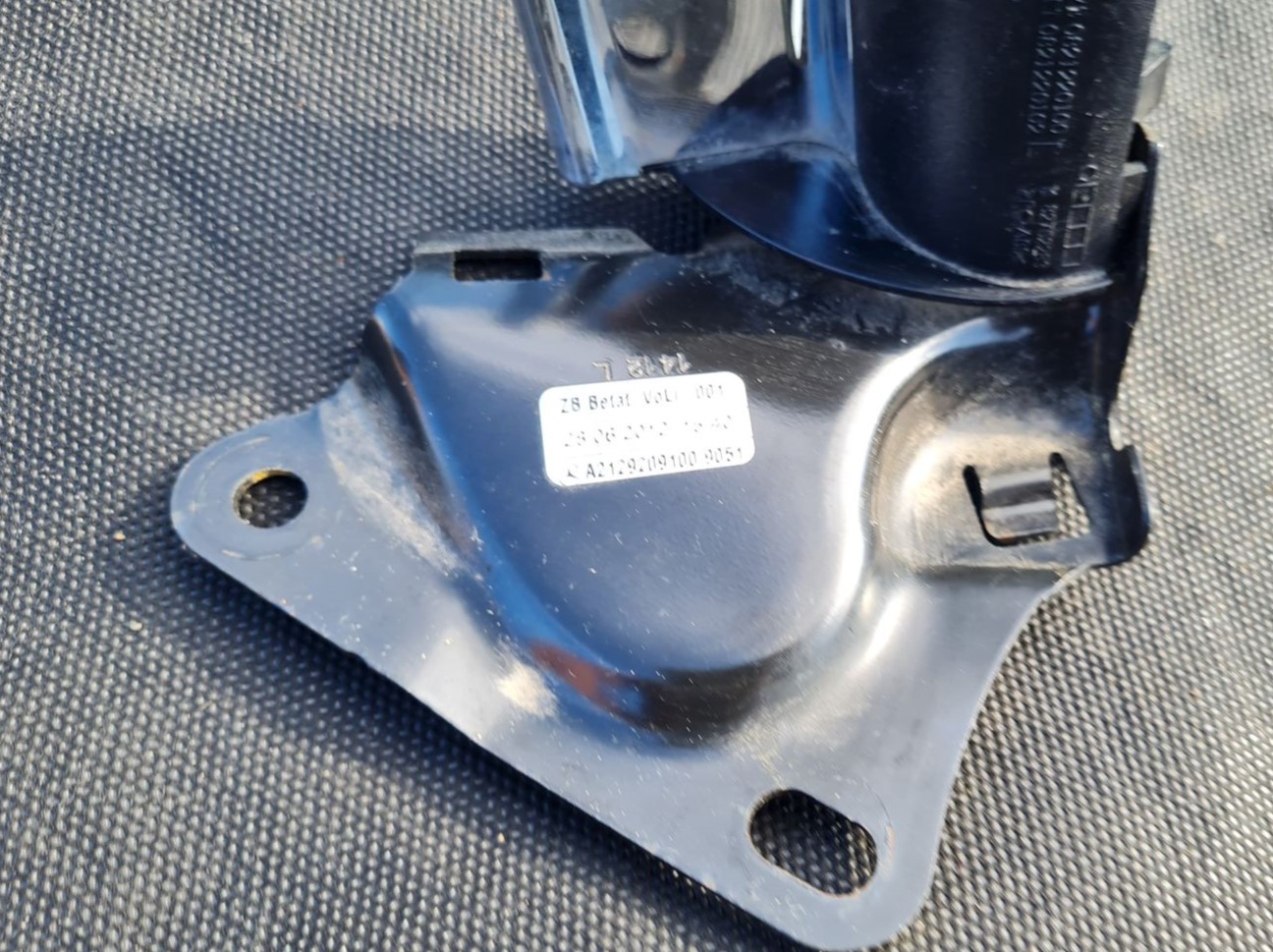 Aizmugurējā sēdekļa slēdzene priekš MERCEDES BENZ E250 W212 2014 4 Aizmugurējā sēdekļa slēdzene priekš MERCEDES BENZ E250 W212 2014