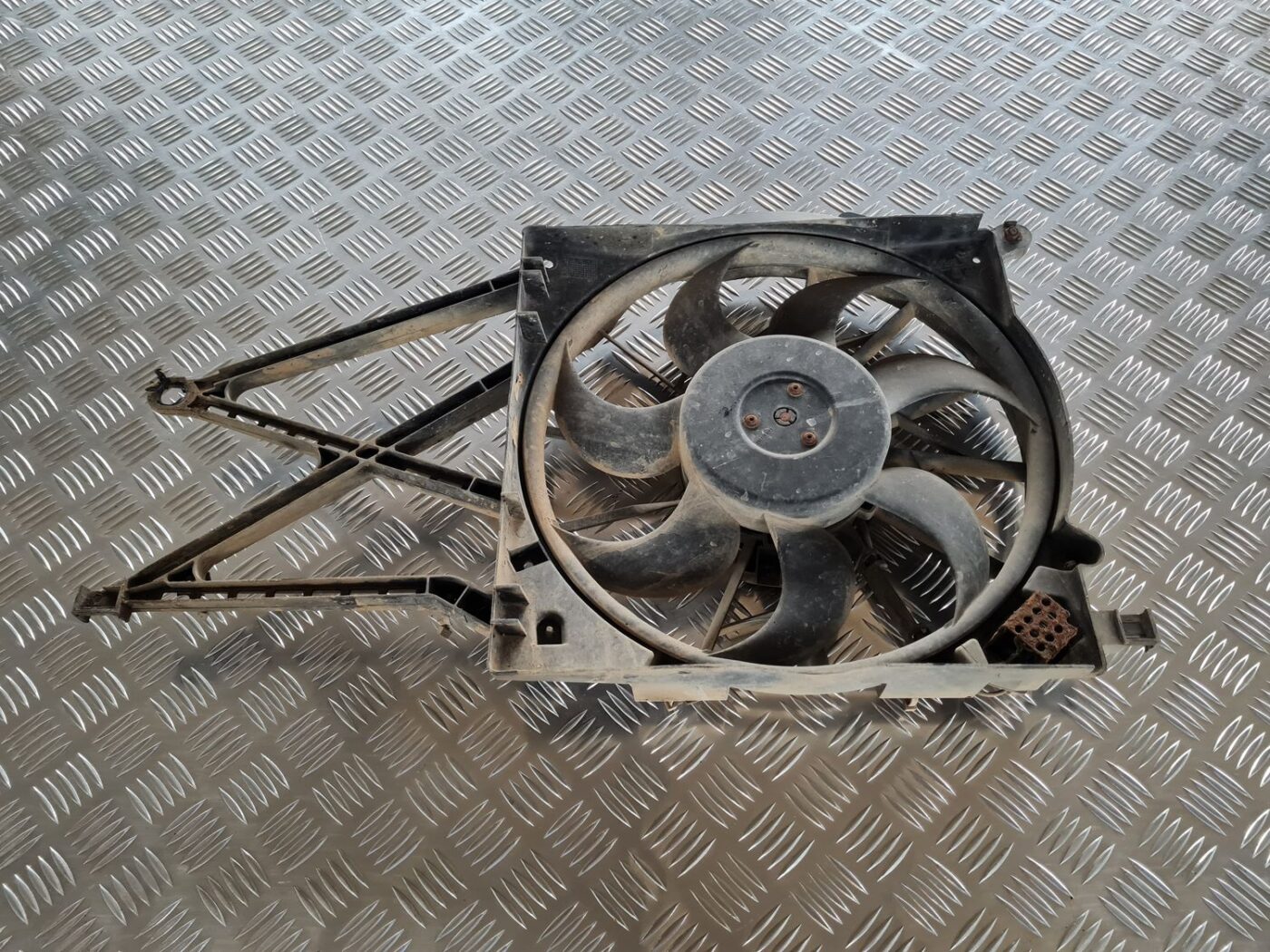 Dzesēšanas radiatora ventilators priekš OPEL ZAFIRA 1999 4 Dzesēšanas radiatora ventilators priekš OPEL ZAFIRA 1999