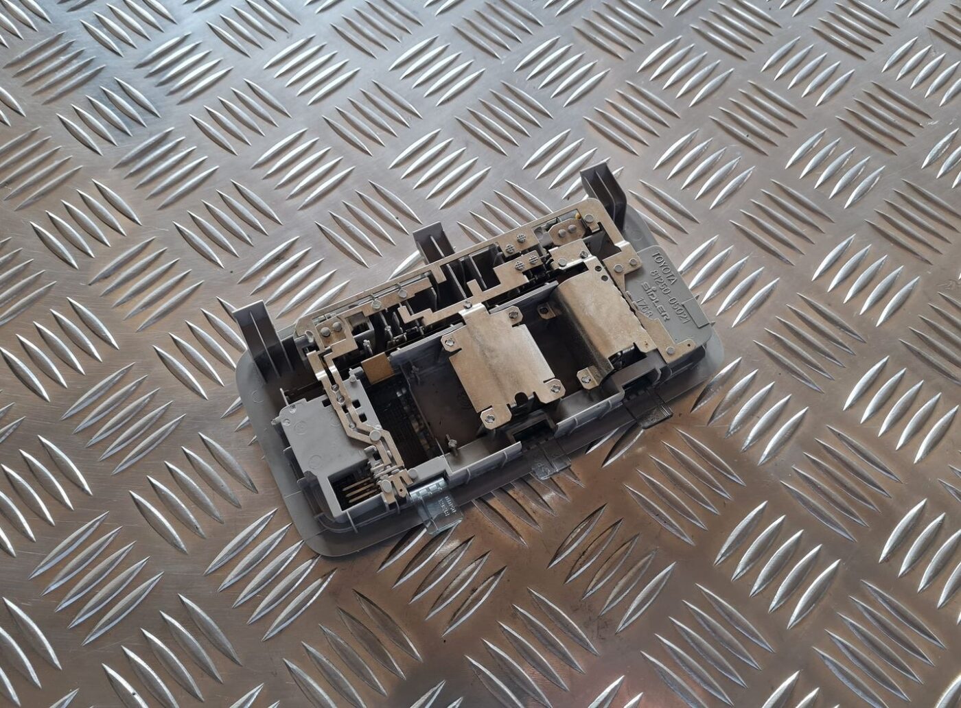 Aizmugurējo sēdvietu apgaismojums priekš TOYOTA AVENSIS 2007 2 Aizmugurējo sēdvietu apgaismojums priekš TOYOTA AVENSIS 2007