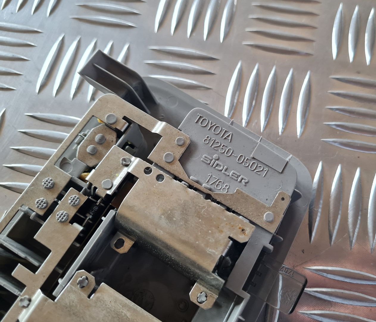 Aizmugurējo sēdvietu apgaismojums priekš TOYOTA AVENSIS 2007 3 Aizmugurējo sēdvietu apgaismojums priekš TOYOTA AVENSIS 2007