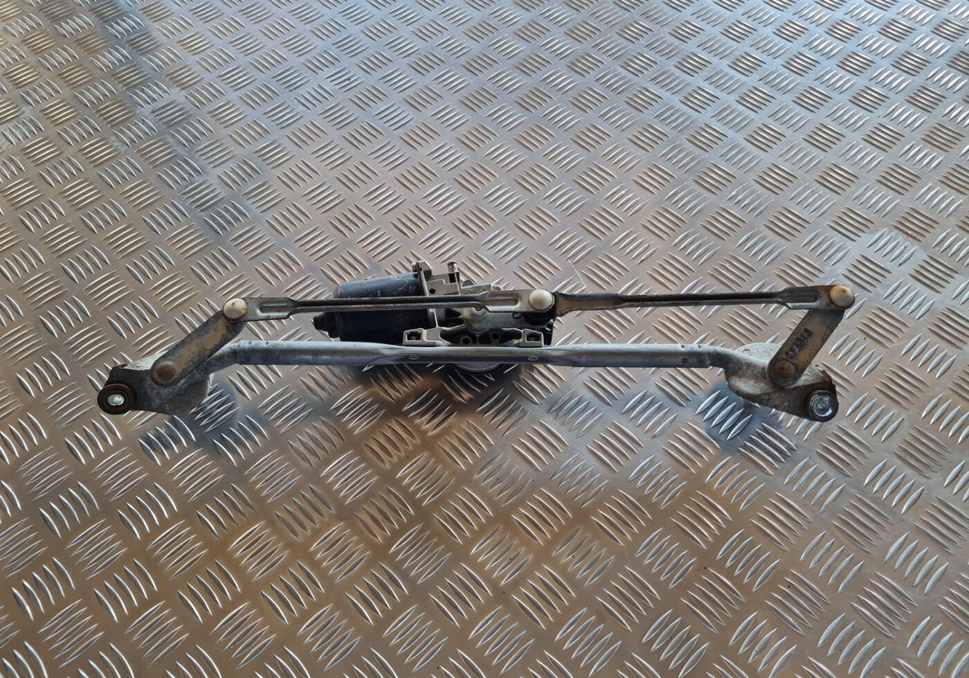 Vējstikla tīrīšanas mehānisms priekš TOYOTA AVENSIS 2007 3 Vējstikla tīrīšanas mehānisms priekš TOYOTA AVENSIS 2007