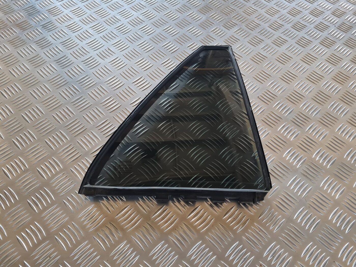 Labo durvju stūra stikls priekš TOYOTA AVENSIS 2007 1 Labo durvju stūra stikls priekš TOYOTA AVENSIS 2007