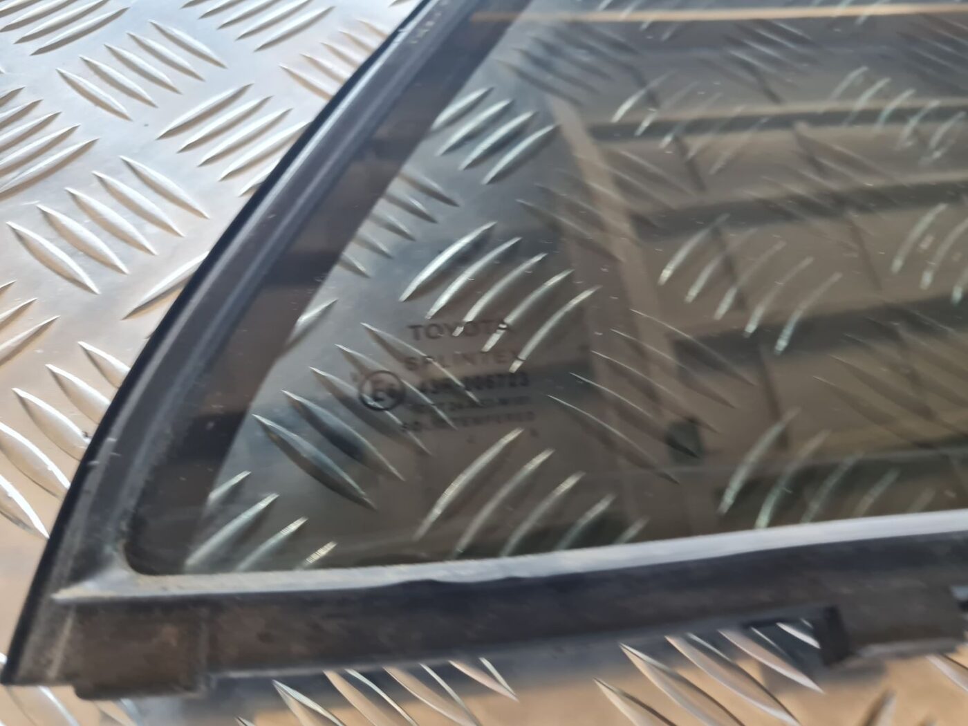 Labo durvju stūra stikls priekš TOYOTA AVENSIS 2007 2 Labo durvju stūra stikls priekš TOYOTA AVENSIS 2007